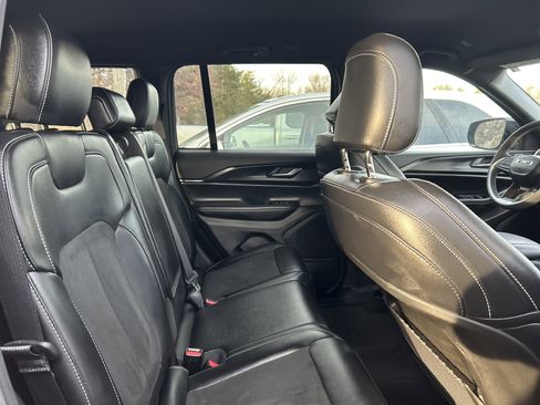 Used 2025 Jeep Grand Cherokee Altitude image 8