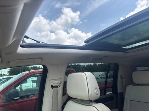 Used 2023 GMC Yukon XL Denali AWD/4WD image 11