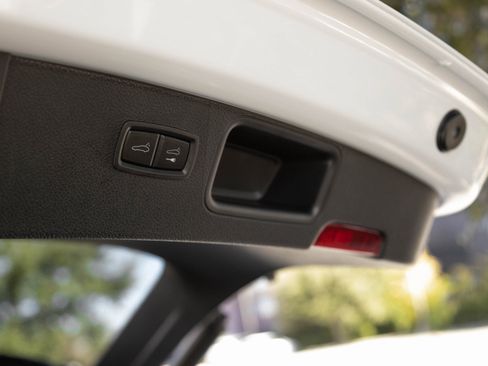 Used 2025 Porsche Macan image 31