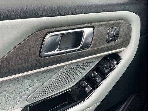 Used 2025 Ford Explorer Platinum w/ LUX Leather Package image 13