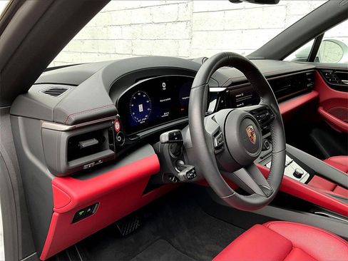 Used 2025 Porsche Macan 4 Electric image 4