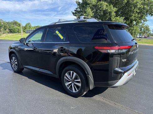 Used 2024 Nissan Pathfinder SL AWD/4WD image 3