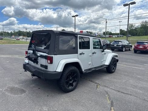 Used 2012 Jeep Wrangler Unlimited Sahara w/ Connectivity Group AWD/4WD image 8