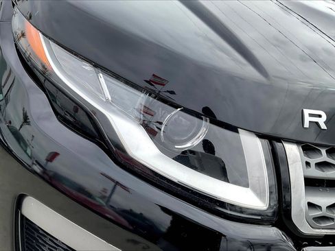 Used 2017 Land Rover Range Rover Evoque SE image 28