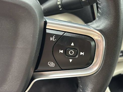 Used 2020 Volvo XC40 T5 Momentum AWD/4WD image 17