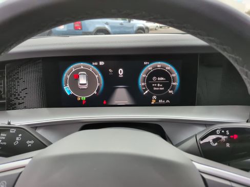 Used 2025 Volkswagen Tiguan SE R-Line image 22