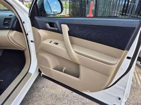 Used 2012 Toyota Highlander FWD image 15