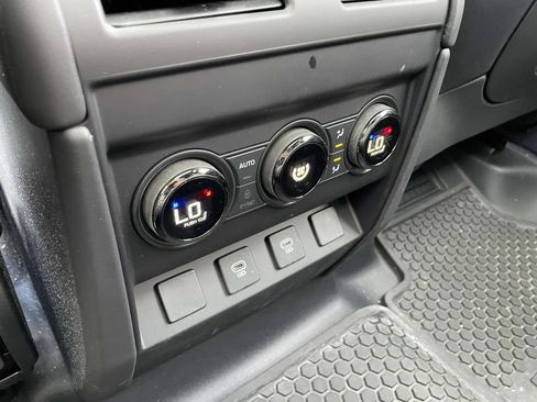 Used 2025 Land Rover Defender 110 AWD/4WD image 21