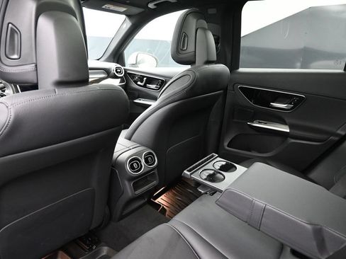 Used 2025 Mercedes-Benz GLC 300 4MATIC image 24