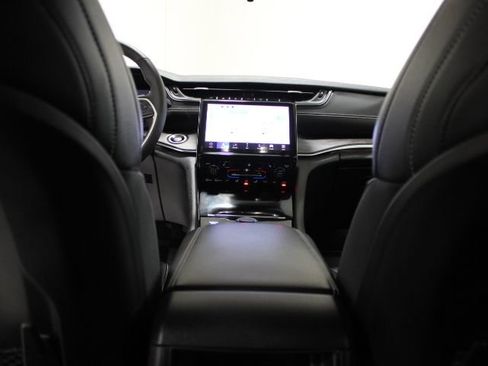 Used 2023 Jeep Grand Cherokee Limited w/ Black Appearance Package image 19