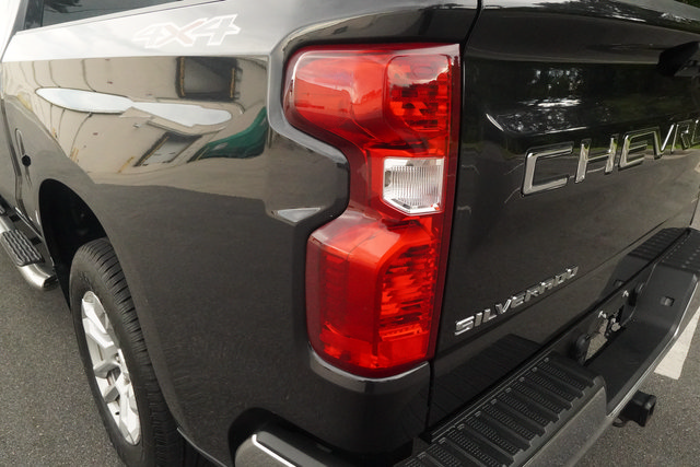 Used 2022 Chevrolet Silverado 1500 LT AWD/4WD image 31