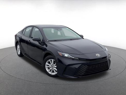 Used 2025 Toyota Camry LE image 3