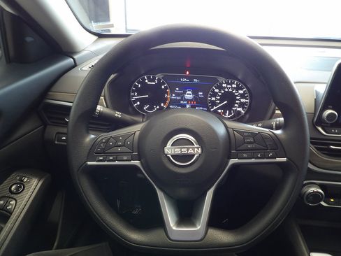 Used 2025 Nissan Altima 2.5 SV FWD image 27