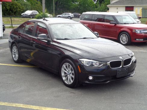Used 2018 BMW 320i xDrive Sedan w/ Convenience Package AWD/4WD image 3