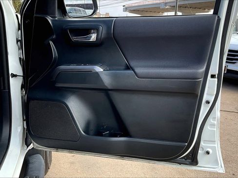 Used 2016 Toyota Tacoma TRD Sport image 22