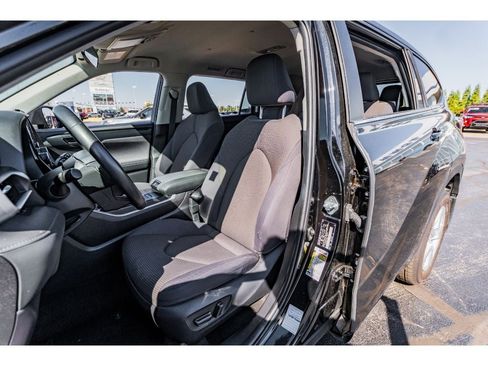 Used 2023 Toyota Highlander LE image 8
