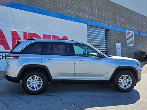 Used 2024 Jeep Grand Cherokee Laredo image 8
