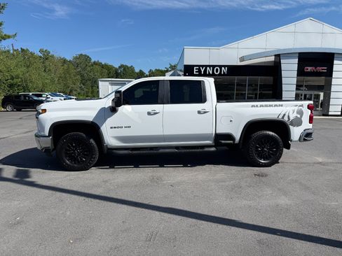 Used 2022 Chevrolet Silverado 2500 LT w/ Convenience Package AWD/4WD image 2