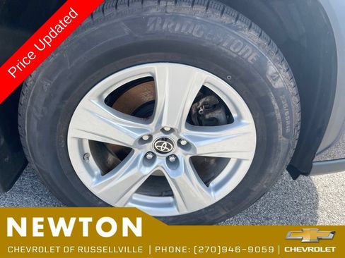 Used 2022 Toyota Highlander LE AWD/4WD image 43