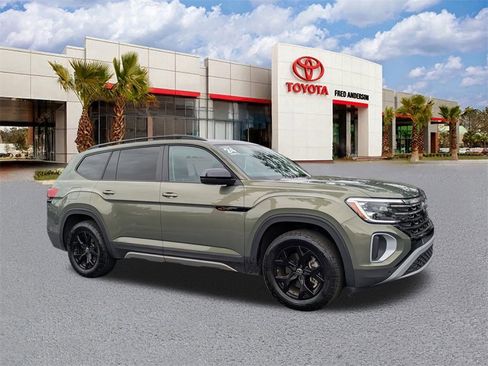 Used 2024 Volkswagen Atlas Peak Edition SE image 2