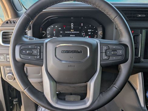 Used 2024 GMC Yukon XL Denali image 9