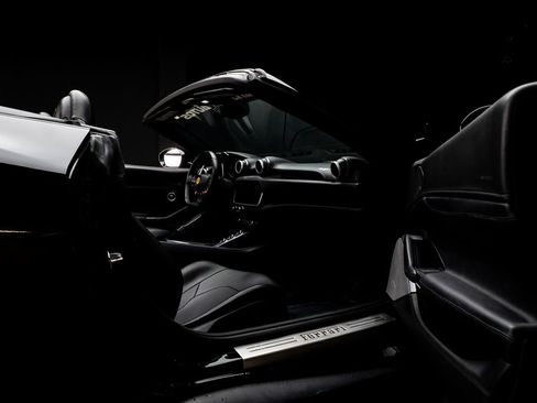Used 2019 Ferrari Portofino RWD image 33