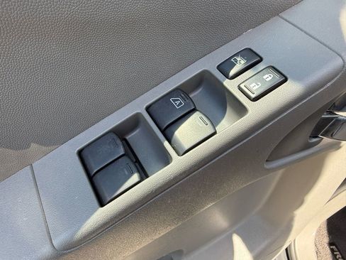 Used 2011 Nissan Frontier SV image 17