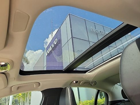 Used 2021 Volvo S60 T5 Momentum image 6