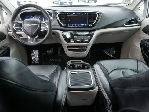 Certified 2022 Chrysler Pacifica Touring-L image 10