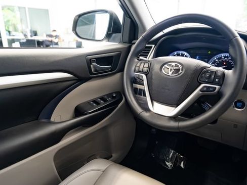 Used 2019 Toyota Highlander XLE AWD/4WD image 11