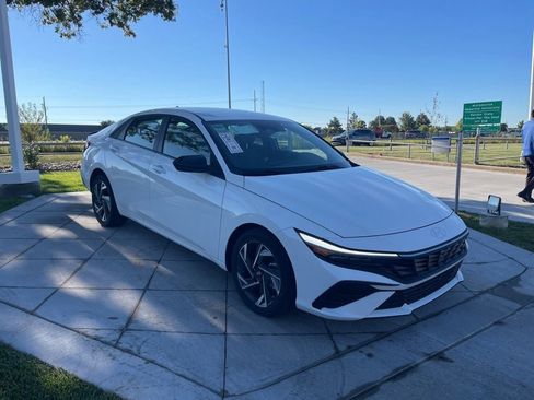 Certified 2025 Hyundai Elantra Sport FWD image 2