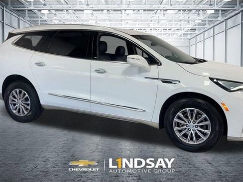 Used 2023 Buick Enclave Essence AWD/4WD image 3