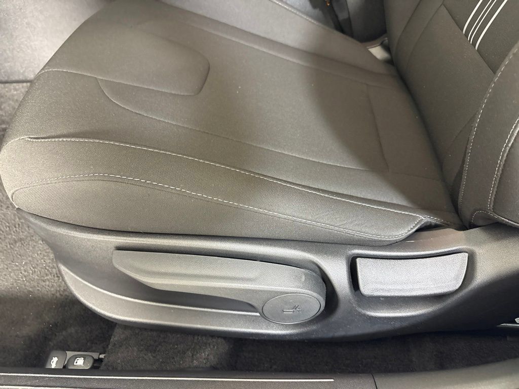 New 2025 Hyundai Elantra SEL FWD image 15