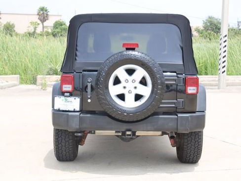 Used 2016 Jeep Wrangler Unlimited Rubicon w/ Connectivity Group AWD/4WD image 7