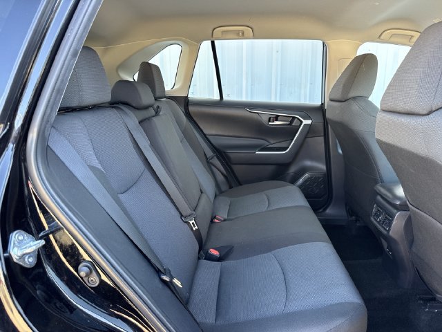 Used 2025 Toyota RAV4 XLE FWD image 31