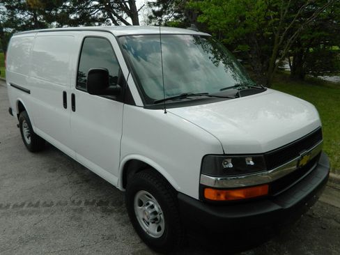 Used 2021 Chevrolet Express 2500 w/ Driver Convenience Package RWD image 3