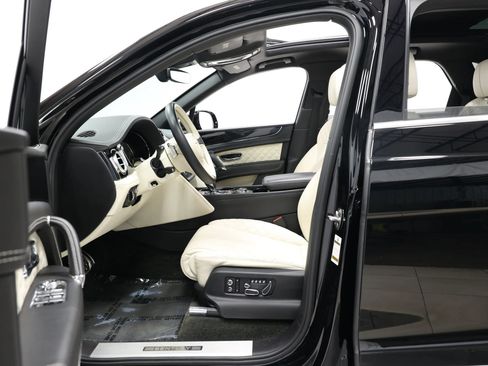 Used 2017 Bentley Bentayga AWD/4WD image 15