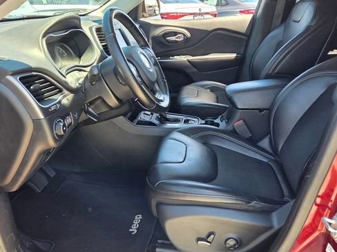 Used 2019 Jeep Cherokee Latitude Plus w/ Comfort/Convenience Group FWD image 5