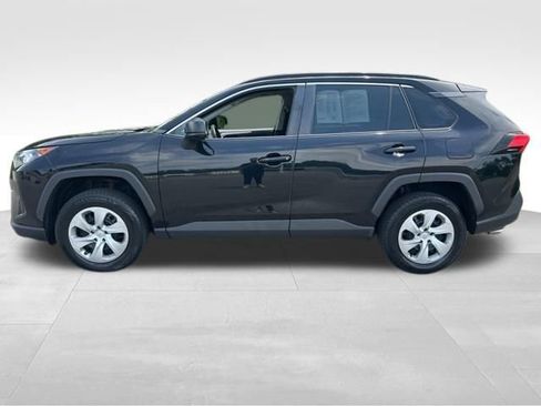 Used 2019 Toyota RAV4 LE AWD/4WD image 2