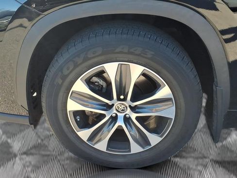 Used 2022 Toyota Highlander XLE image 16