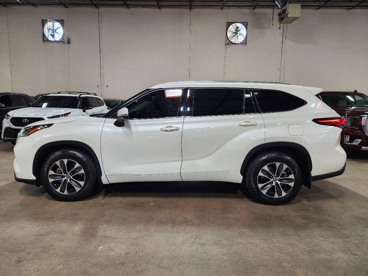 Used 2021 Toyota Highlander XLE AWD/4WD image 7