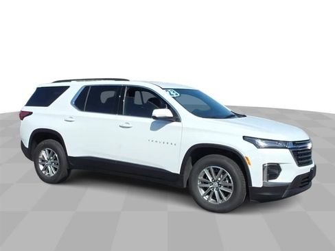 Used 2023 Chevrolet Traverse LT image 2