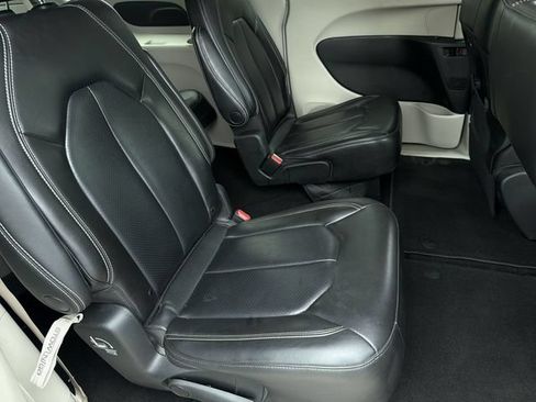 Used 2023 Chrysler Pacifica Touring-L FWD image 34