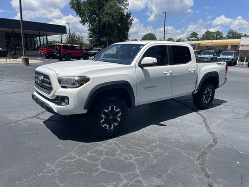 Used 2017 Toyota Tacoma TRD Off-Road w/ Tow Package (A/T) AWD/4WD image 8