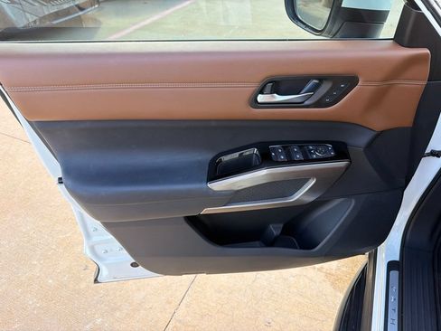 Used 2024 Nissan Pathfinder Platinum AWD/4WD image 12