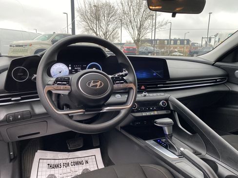 Used 2024 Hyundai Elantra SEL image 31