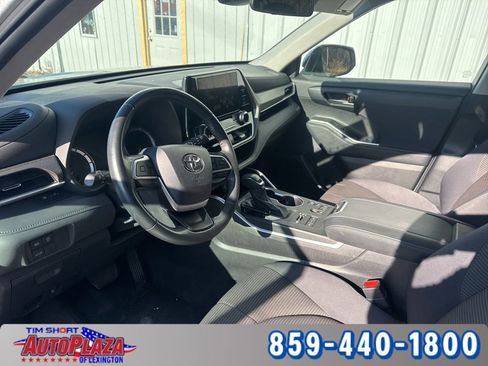 Used 2024 Toyota Highlander XLE image 6