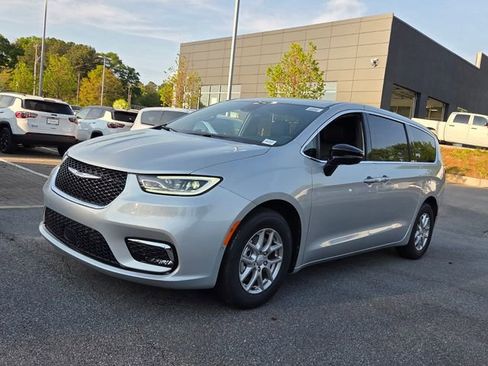 New 2026 Chrysler Pacifica Select image 3