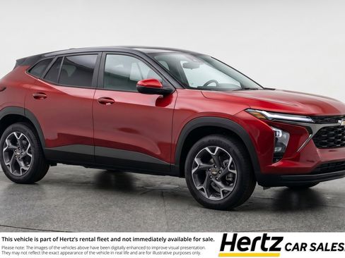 Used 2025 Chevrolet Trax LT FWD image 1