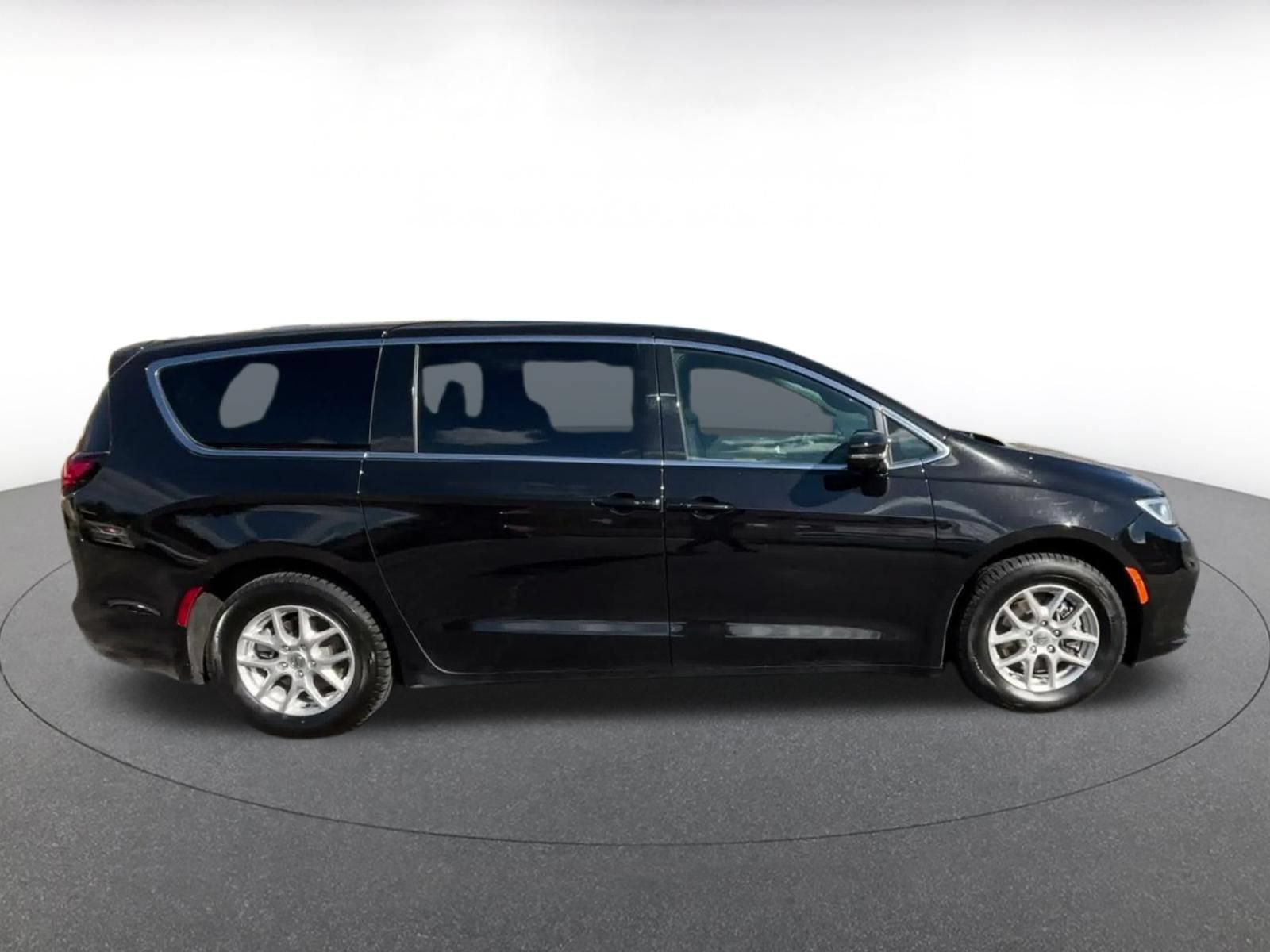 Used 2025 Chrysler Pacifica Select FWD image 15